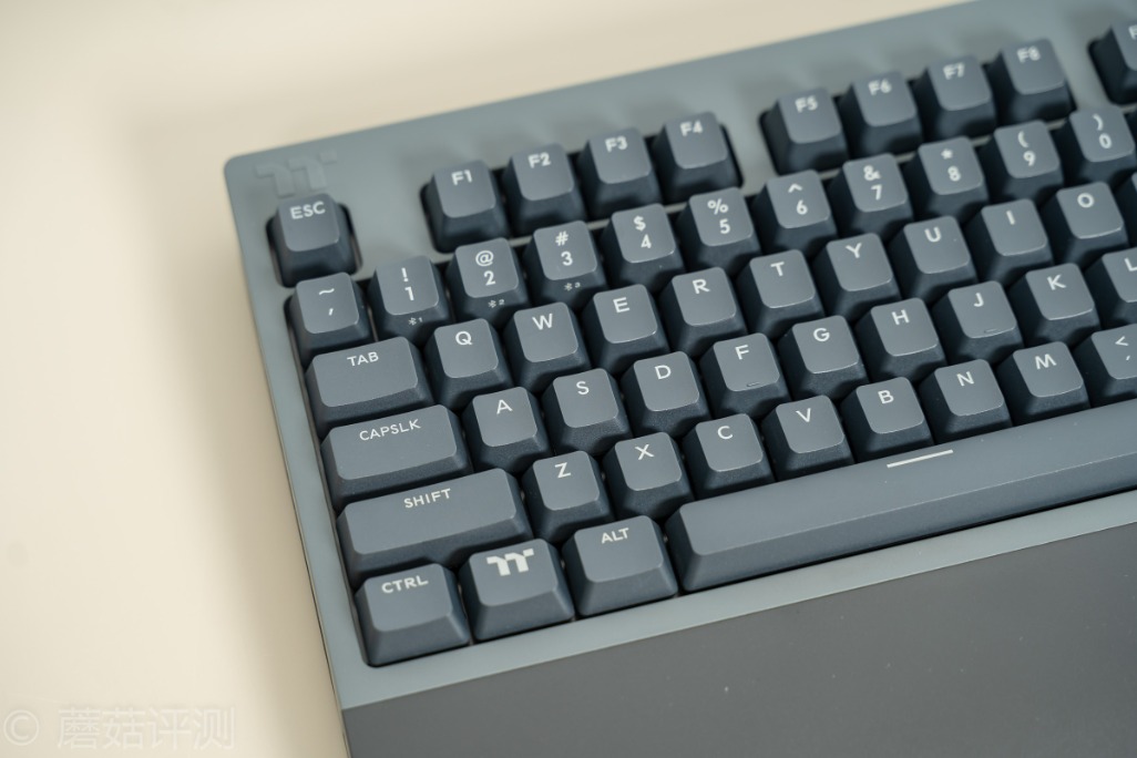 做工细腻手感超好,曜越g821多模电竞机械键盘