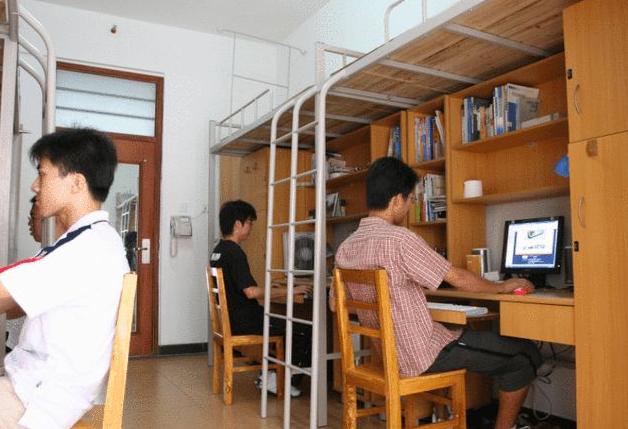 大学宿舍选下铺床位技巧,大学选上铺好还是选下铺好