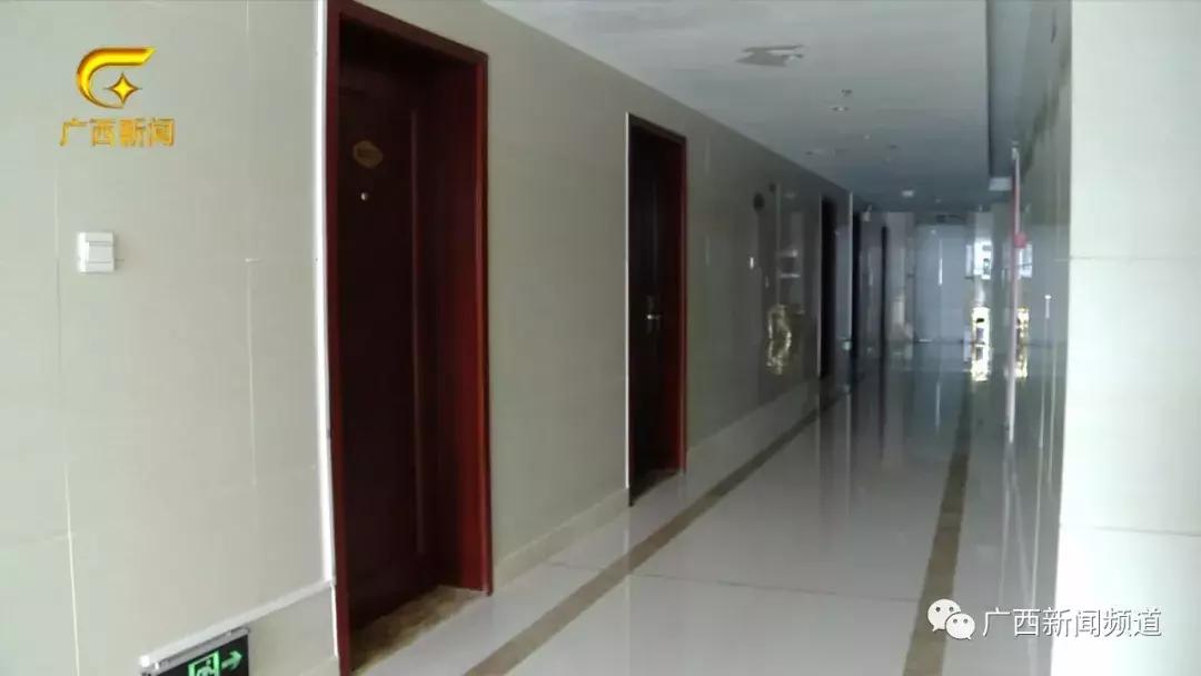 女子住酒店遭保安刷卡进房维权,女子深夜醉酒惹怒业主遭围殴