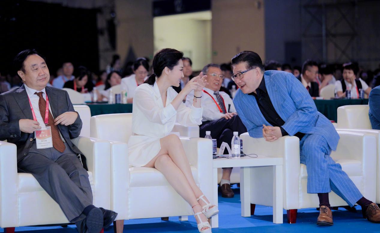 许晴头戴红帽身穿长裙,许晴穿白色西装裙