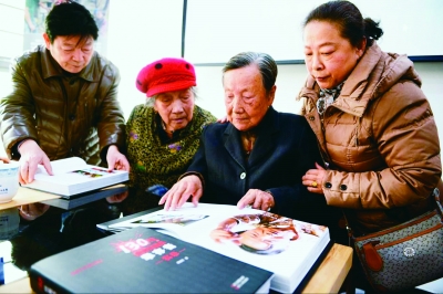 《*京大南***杀屠**》作者张纯如，不堪忍受骚扰，36岁开枪结束了生命