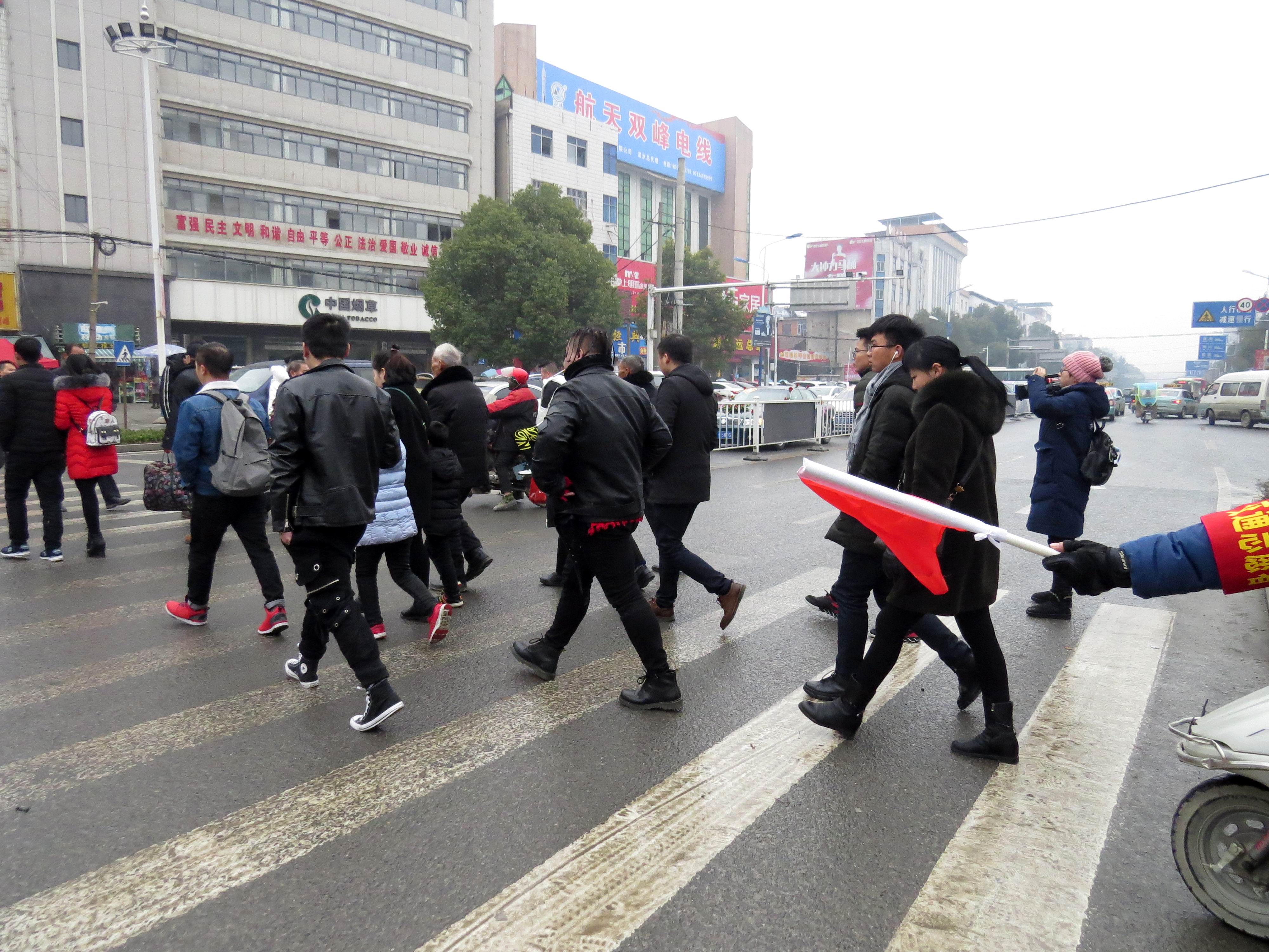 志愿者全员上路共抗疫情,文明出行劝导志愿者在行动