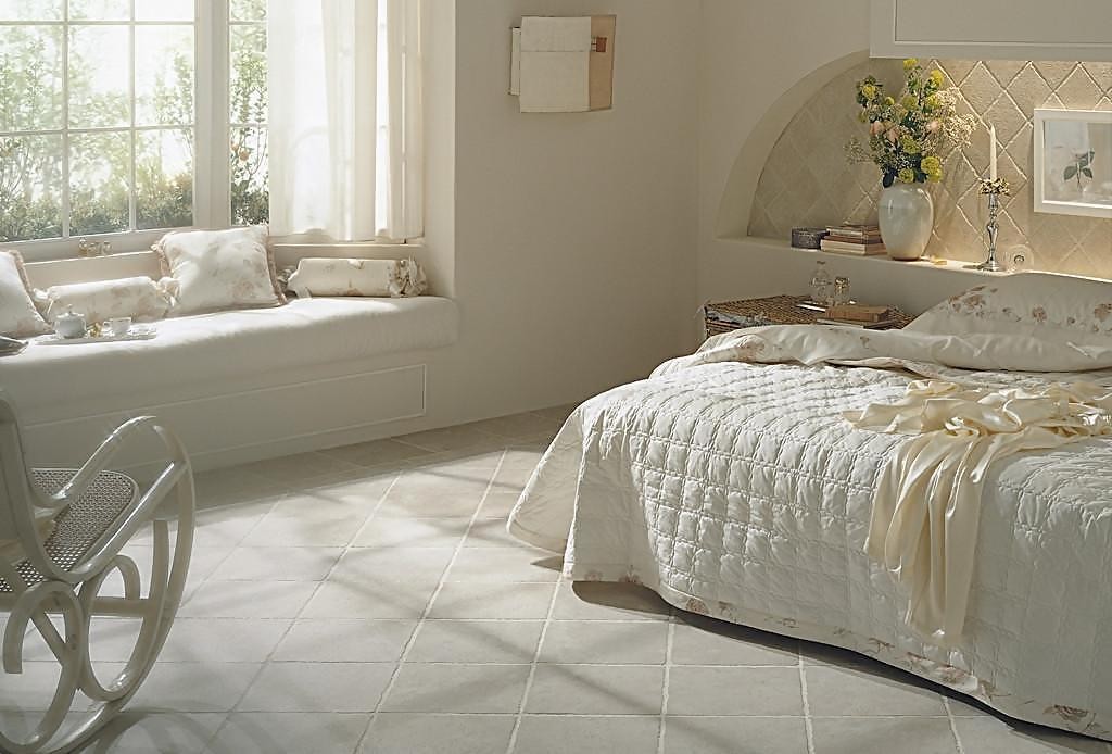 父母嫌弃瓷砖太冰冷，我直接铺上木地板，入住2年后，夸我太聪明