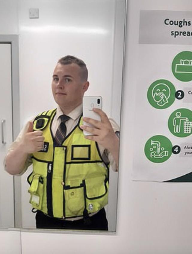 暖心金毛保护小主人,暖心狗狗替老人下雨