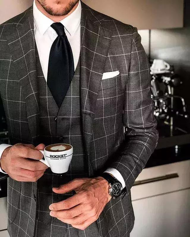 看惯了普通穿搭,字母西装和纯色西装哪个洋气减龄