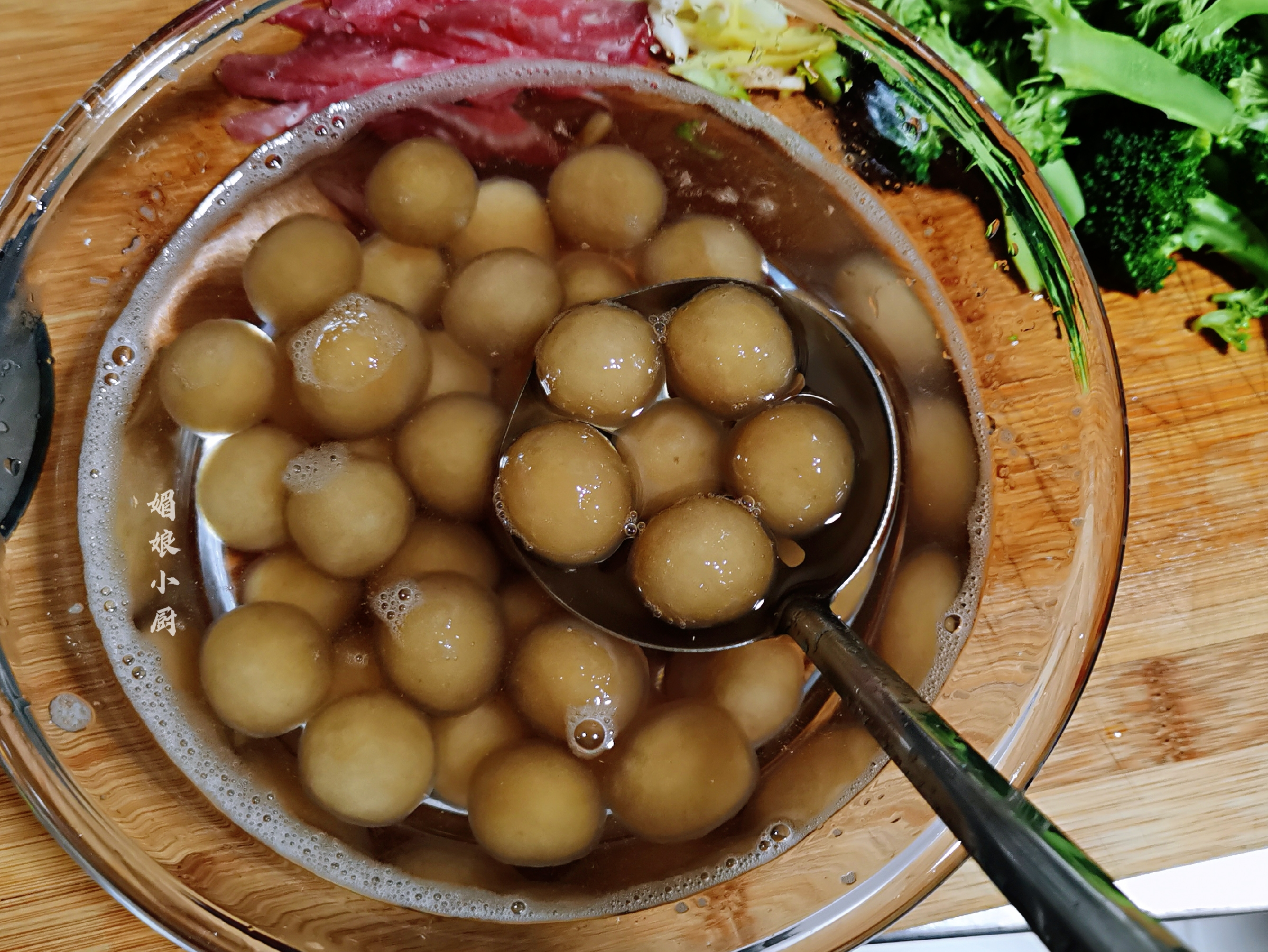 一碗红薯粉三碗水做成焖子吗,一碗红薯粉直接蒸能熟吗