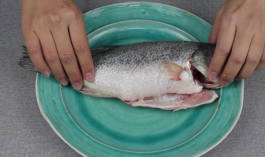 清蒸鱼用冷水蒸鱼还是用热水蒸鱼,热水蒸鱼要蒸几分钟比较好