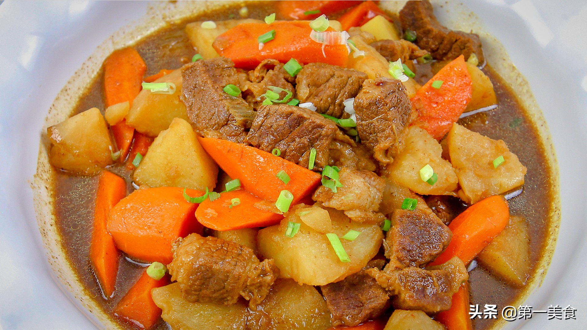 厨师长分享土豆炖牛腩的做法,大厨土豆牛腩炖得很烂秘诀