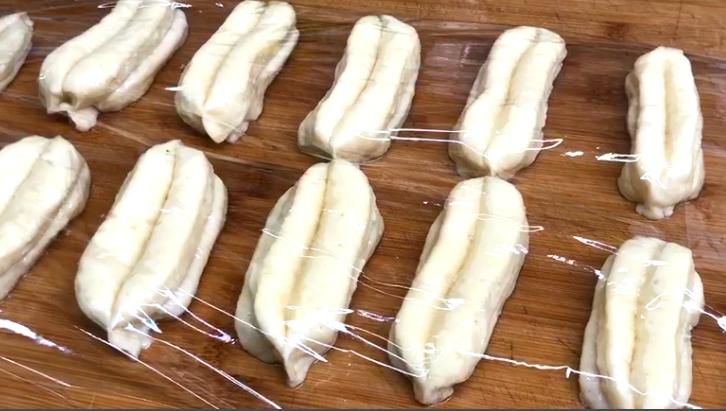 1斤面2个鸡蛋炸油条的配方,只用面粉和鸡蛋在家就能炸油条