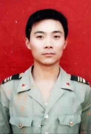 军人本色黑鸭子演唱,军人本色原唱王莉汤非