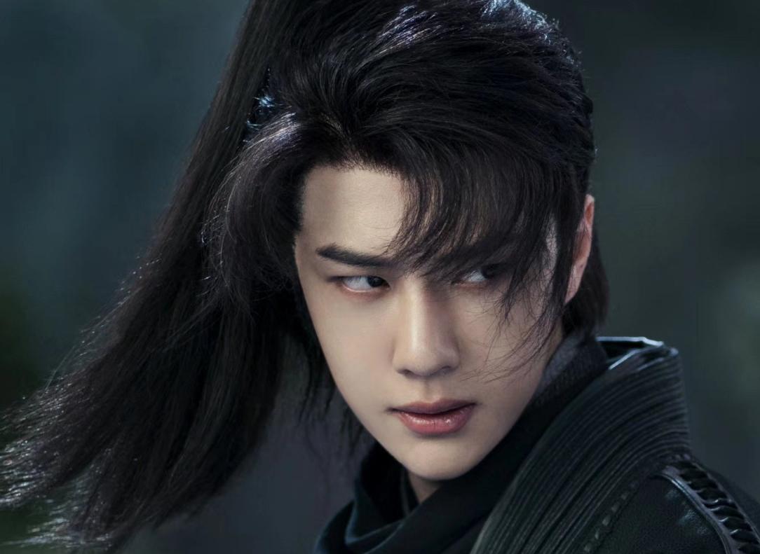 王一博看着小酒坛舔嘴唇,与赵丽颖气氛紧张,在拍“冷战戏”?