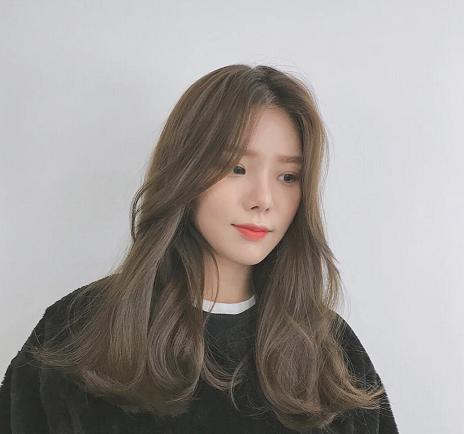 每次洗头梳头都掉很多头发怎么办,每次洗头都掉四五十根头发正常吗