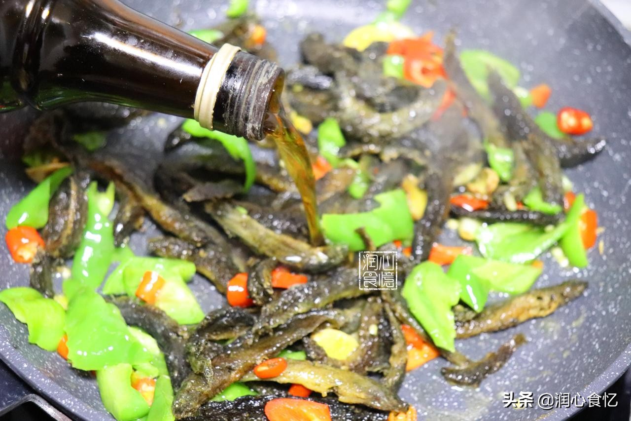 活跃于稀泥田里,乡下小孩都抓过!吃了健脾益肾,很多人不敢吃