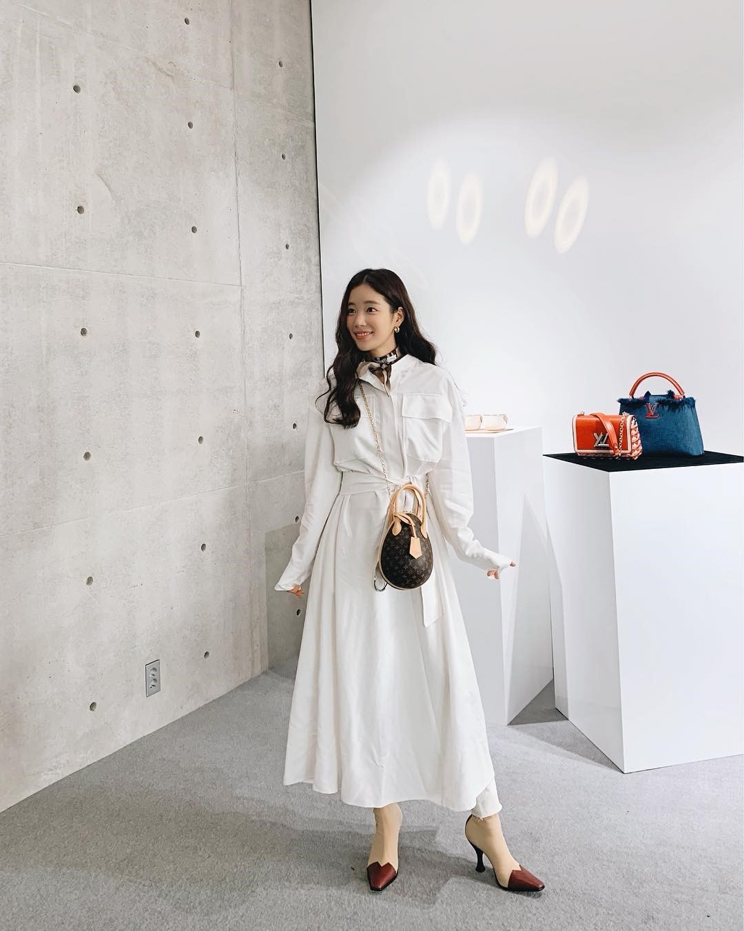 韩国小姐姐日常穿搭太有个性了！镂空长裙+黑夹克背心展现野性美