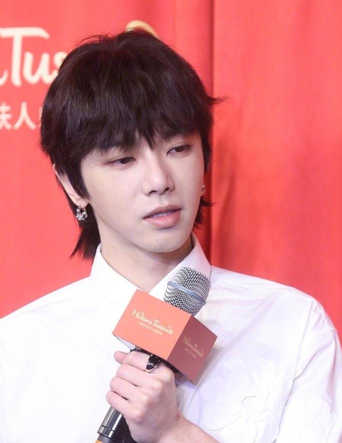 华晨宇整容风波后毫发无伤，公开露面参加活动，他该给吴亦凡打钱