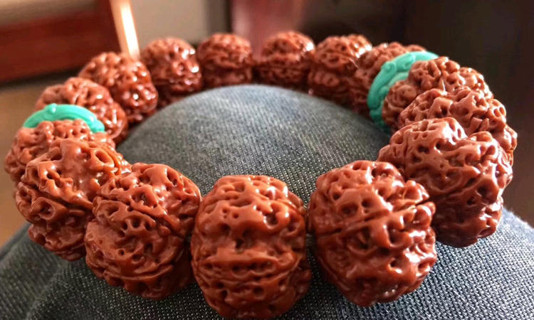 这些怪模怪样的文玩，却受到大家热烈欢迎的追捧，价值还不菲呢