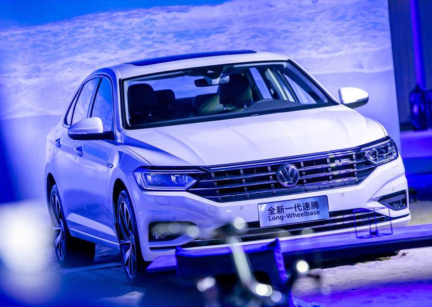 大众速腾的价位跟迈腾相差多少钱,大众速腾2022款1.4t舒适版1成首付