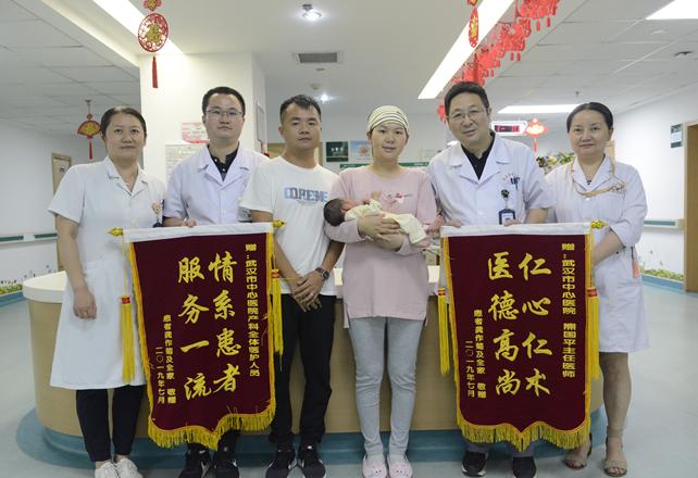 一产妇羊水栓塞陷昏迷情况危急,产妇羊水栓塞医生紧急抢救6小时