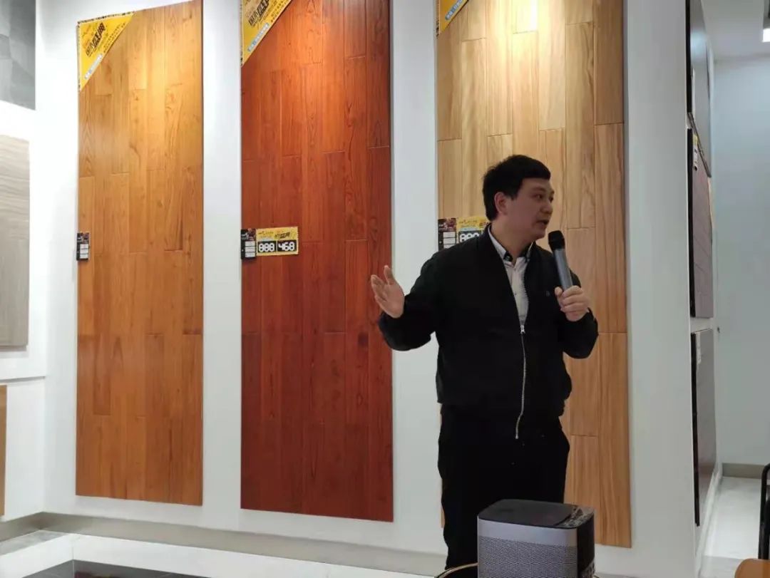 这里聚集了众多好色之徒，他们皆为美色而来