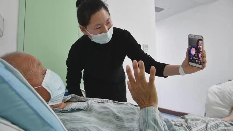 膝盖突然瞬间疼痛难忍无法站立,右腿膝盖关节置换手术