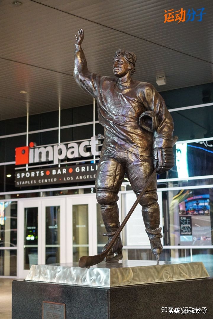 斯台普斯球馆雕像,斯台普斯中心门前的雕像