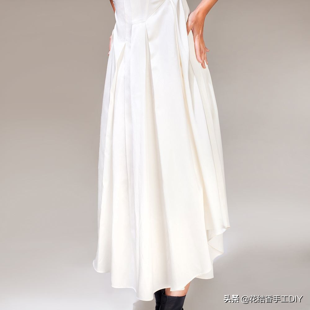 白色真丝衣服发黄怎么办,真丝白色衣服发黄怎么洗白