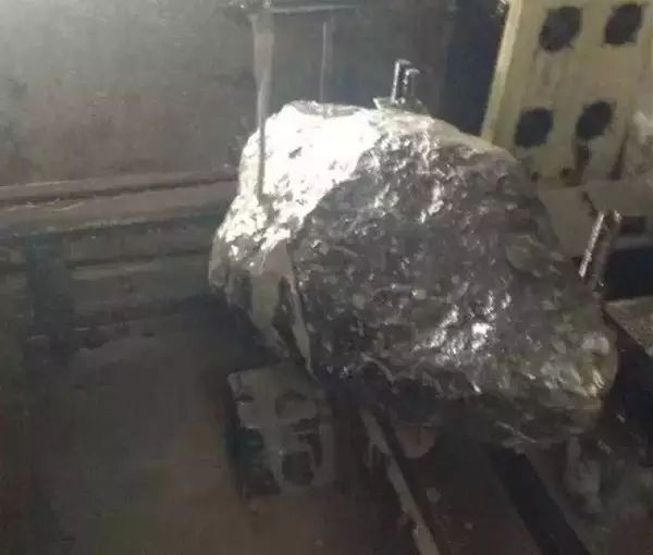 玄铁重剑中的玄铁是什么构造,玄铁重剑是纯玄铁吗