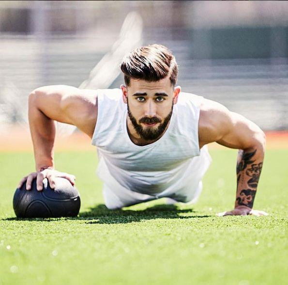 男士瑜伽展示力量,男士练瑜伽帅呆了