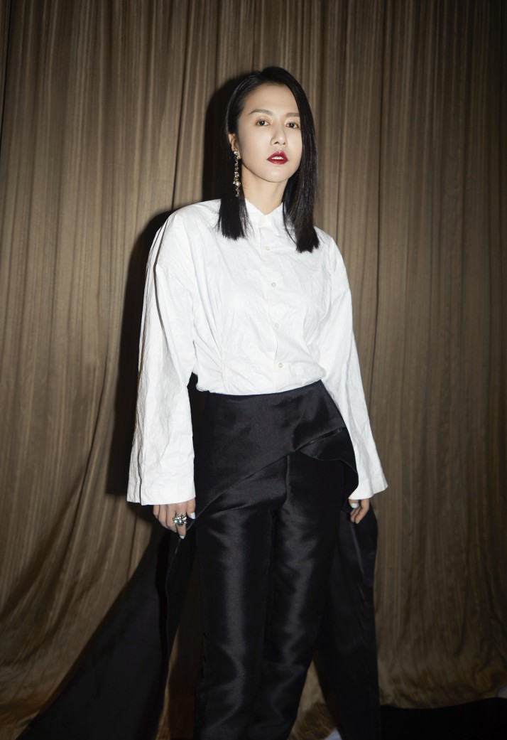 谭维维穿高跟鞋长裙,谭维维穿高跟鞋有多高