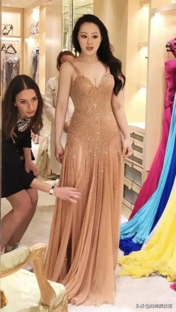 章小蕙穿全部吊带丝滑长裙,章小蕙吊带款式复古长裙