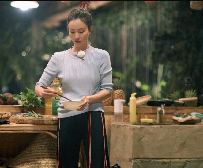 陶虹穿露肩连衣裙,被陶虹惊艳的照片