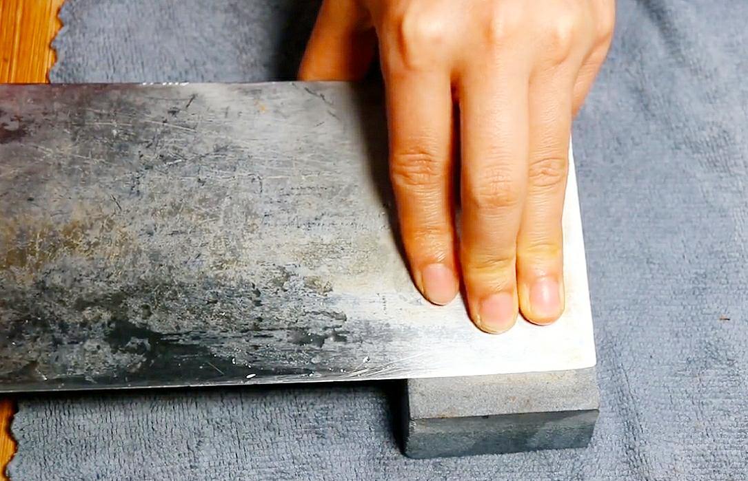 正确的磨刀方法竖磨还是横磨好,磨刀横磨还是竖磨