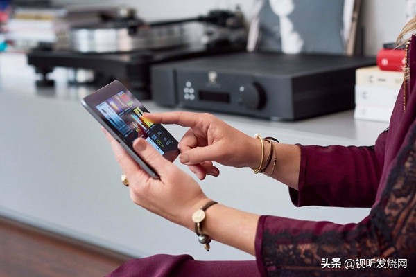 很强大!只要配上后级就OK:Moon390串流*放播**器/前级