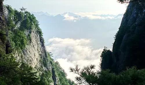 采一片天竺山的云朵别在发梢，带你感受云中漫步的奇妙幻境