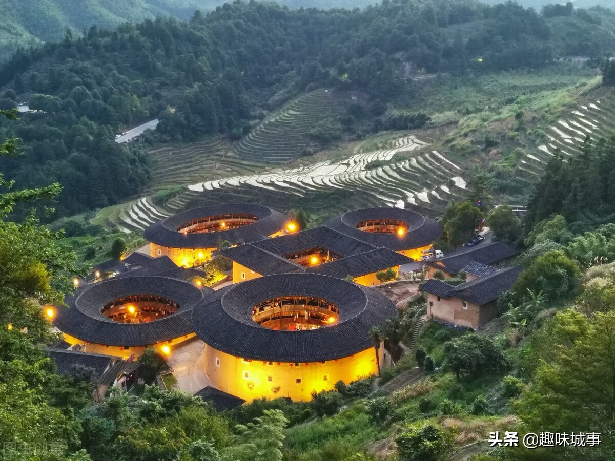 南靖土楼光看四菜一汤不过瘾,沼泽地上的最高土楼,堪称风水宝地