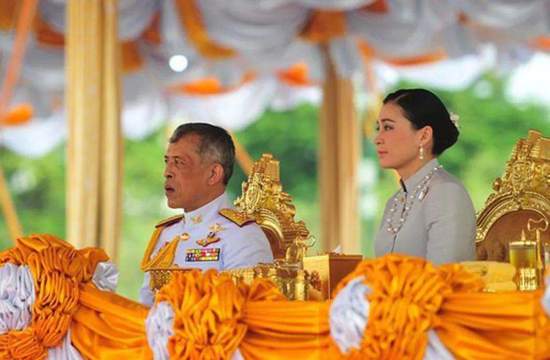 花心泰王也温柔?结婚周年陪王后穿情侣装,满脸宠溺给娇妻打下手