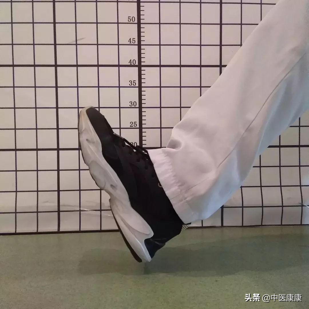 推荐几种缓解常见足跟痛的小方法,足跟痛穿什么样的鞋可以缓解