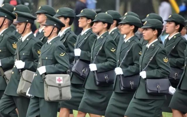 日本女兵阅兵震撼场面,日本阅兵式上的女兵