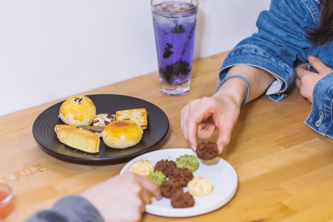 体育西这间甜品店，一屋子都是鲜花，还没有正式菜单……