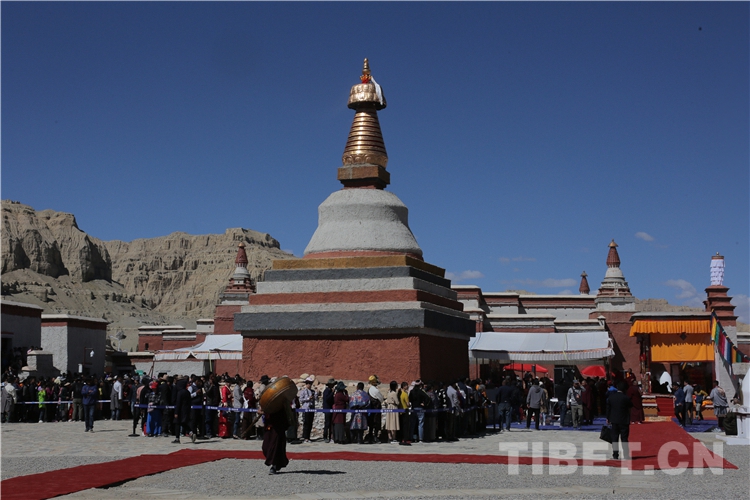 十一世班禅在托林寺为信教群众举行长寿灌顶法会