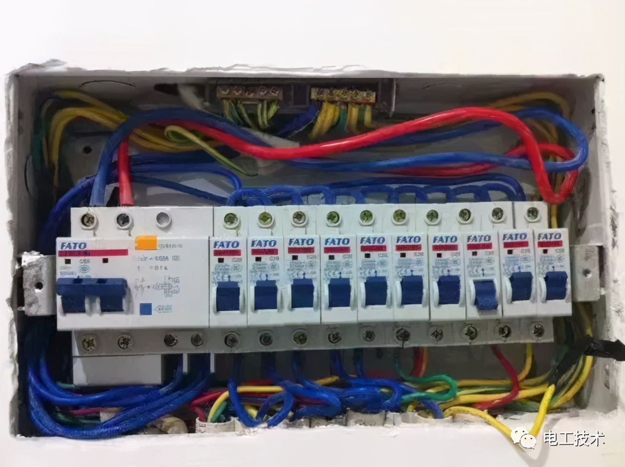 空调外机一通电就跳闸是什么情况,空调外机一启动就跳闸是怎么回事