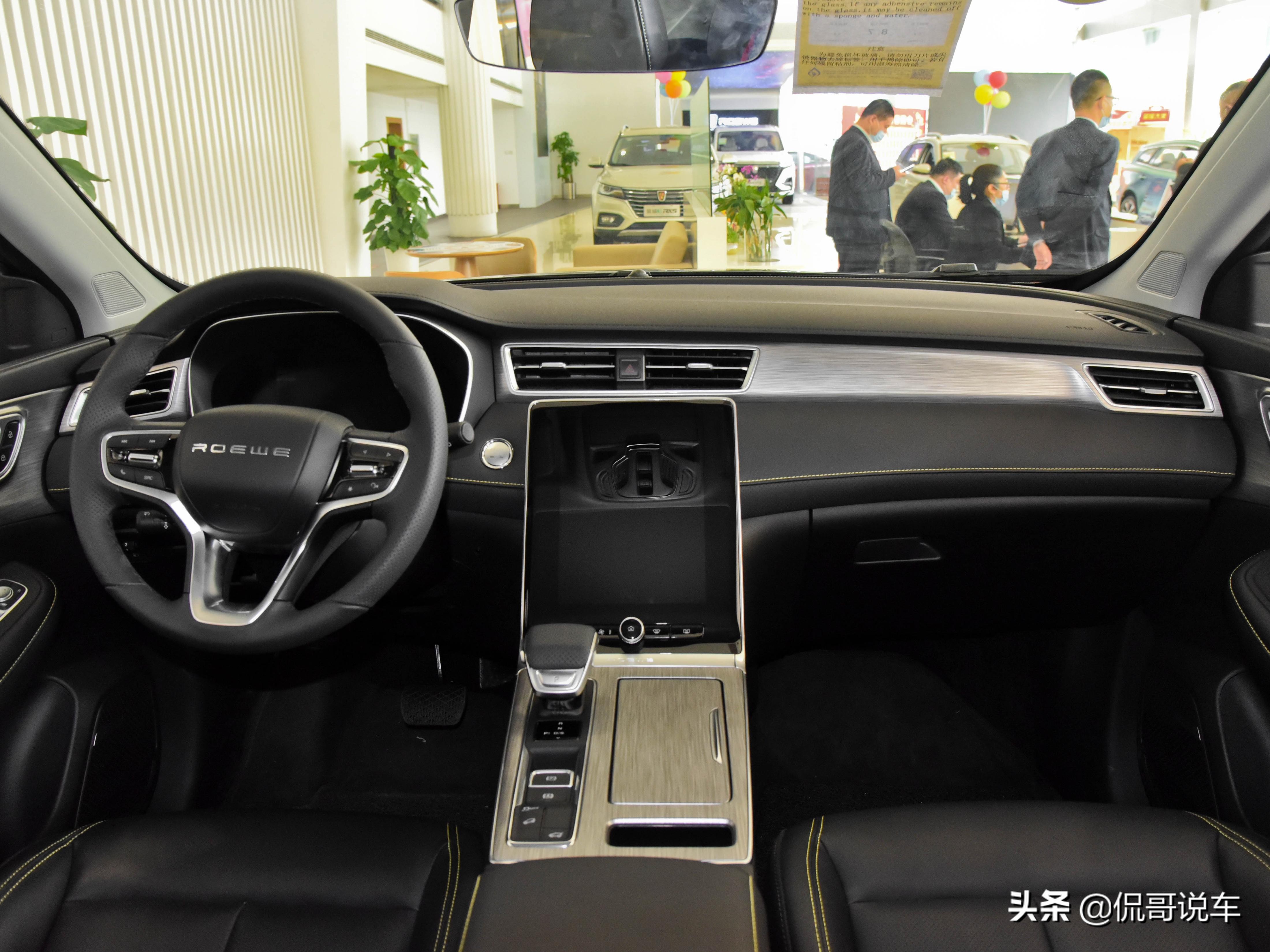 油耗6.8L,大屏配置多,大空间主流紧凑型SUV,带你看荣威RX5