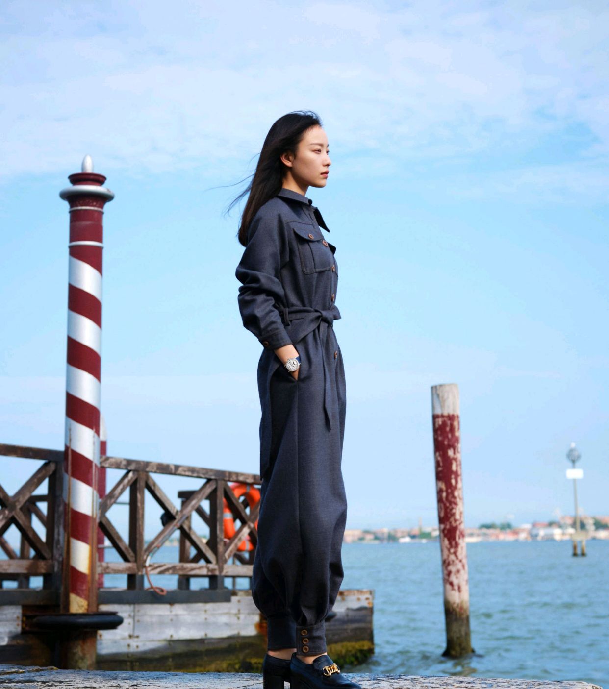 倪妮有种随性大气的美,倪妮黑色西装配什么鞋子