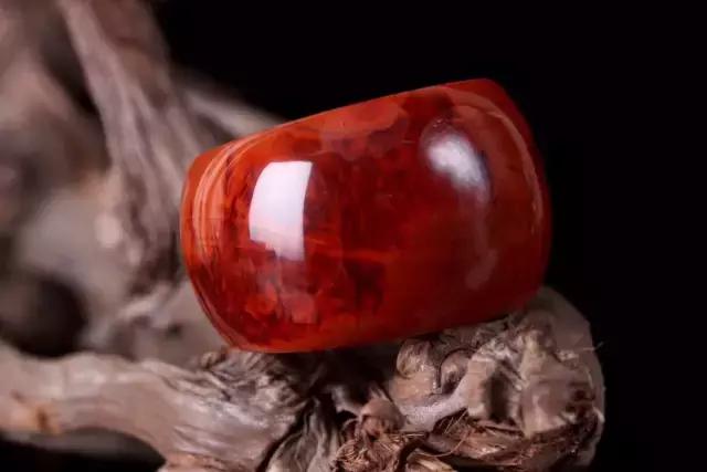 男人戴南红是不是娘,男生戴南红图文