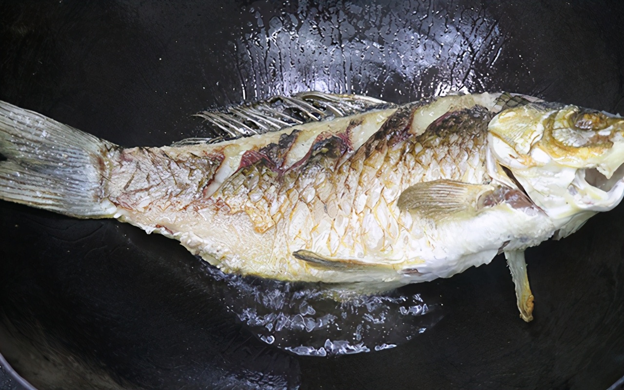 煎鱼不粘锅的技巧妙招姐,如何煎鱼不粘锅不破皮的技巧