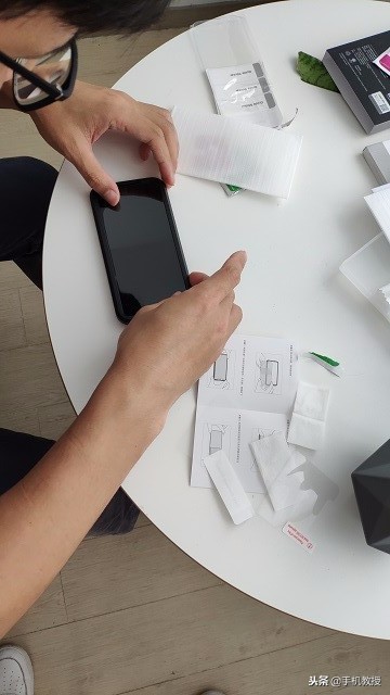 手机贴膜多种贴法,手把手教你手机贴膜新手一看就会