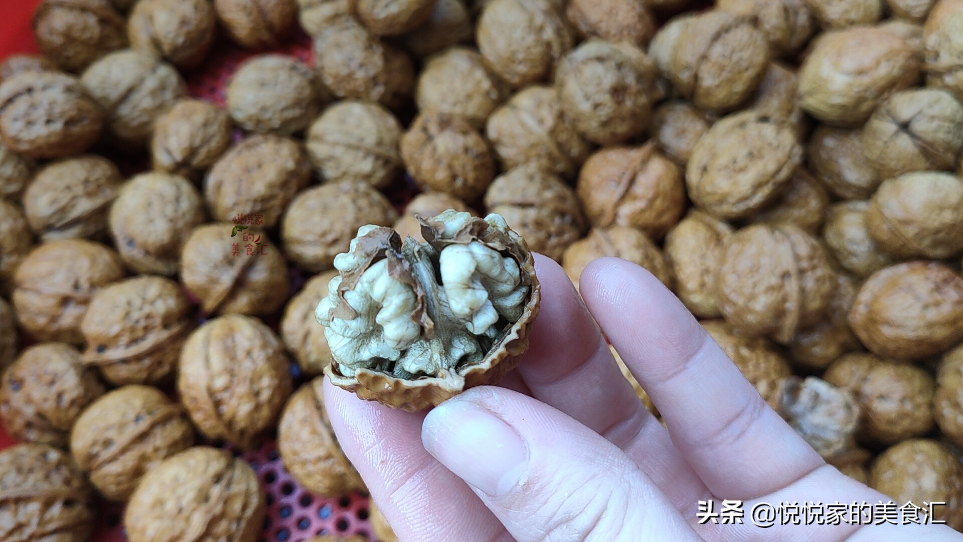 怎样才能正确的剥核桃里面的果肉,怎么徒手剥一个完整的核桃