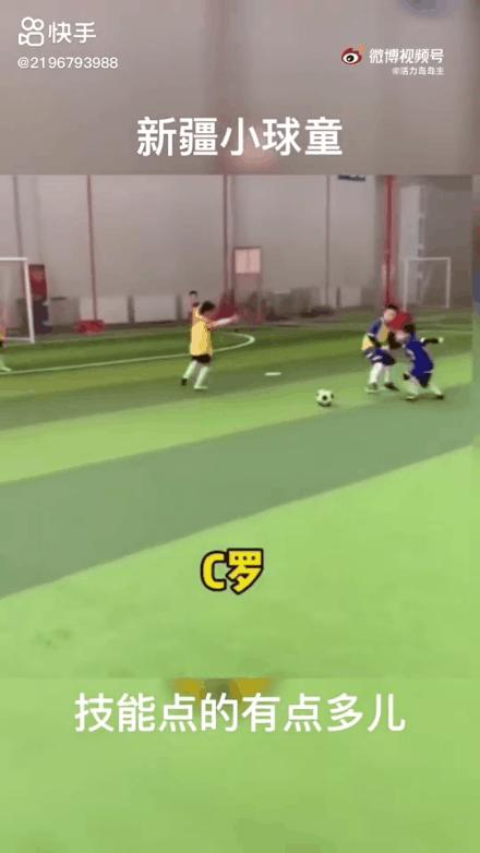 土堆里练足球绝技,*疆新**“草根网红球员”打进职业联赛!