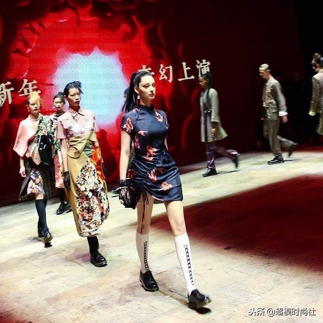 美人不做“花瓶”?她会芭蕾提琴走秀演戏,还是门萨高智商会员