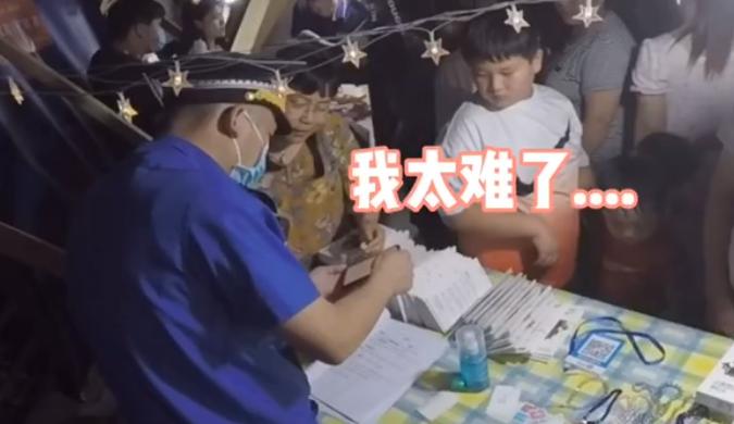 暖心城管照看无人地摊，亲自上阵，结果喜当干爹